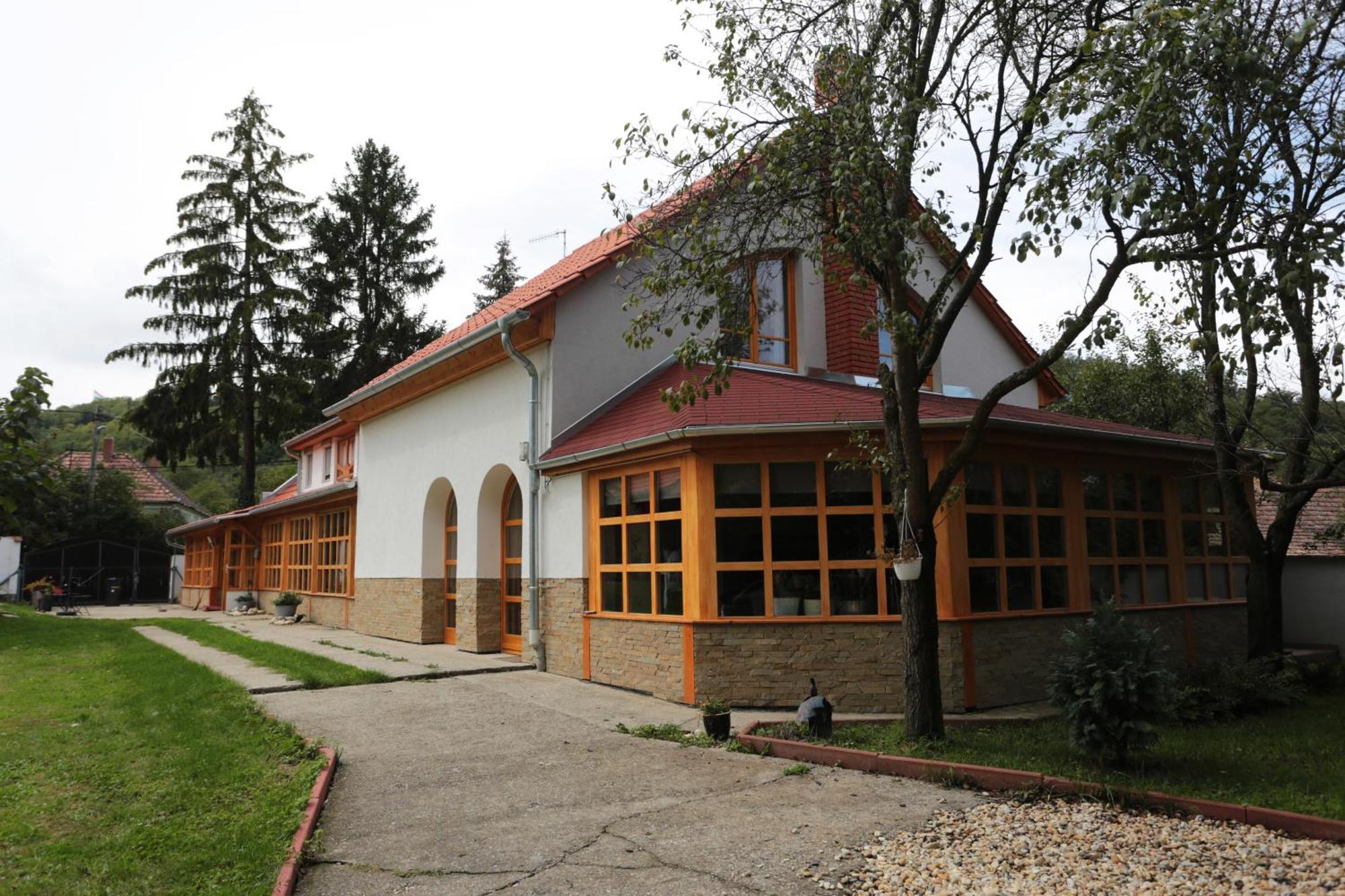 Fonfa Liget Hotel Sénye Екстериор снимка